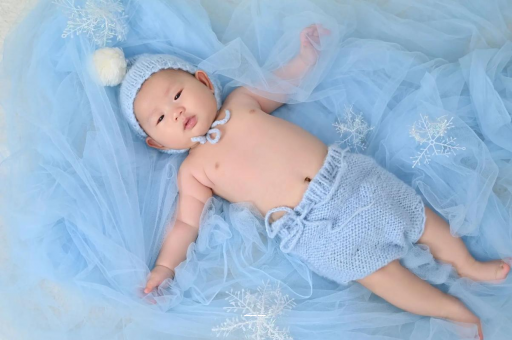 广州代怀试管生子八个月宝宝喜欢摇头