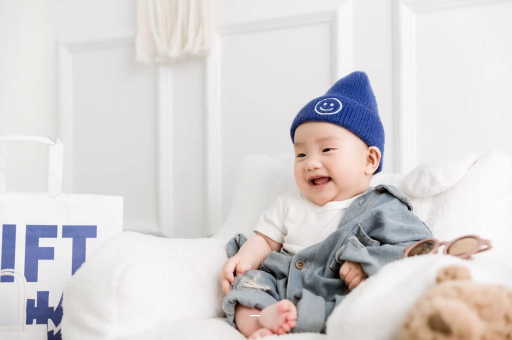 广州代怀试管生子宝宝吃奶蹬腿烦躁扭动